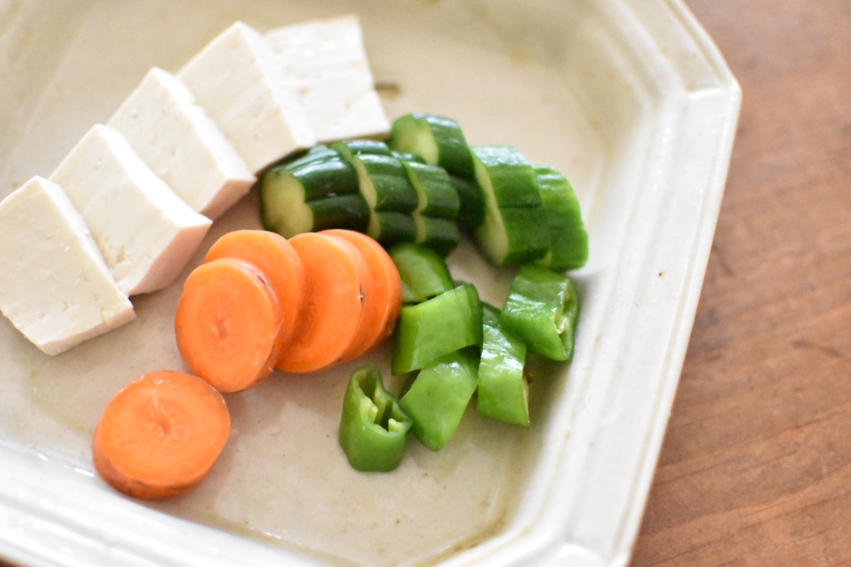 豆腐と胡瓜、人参、ピーマンを盛り合わせた夏の食材